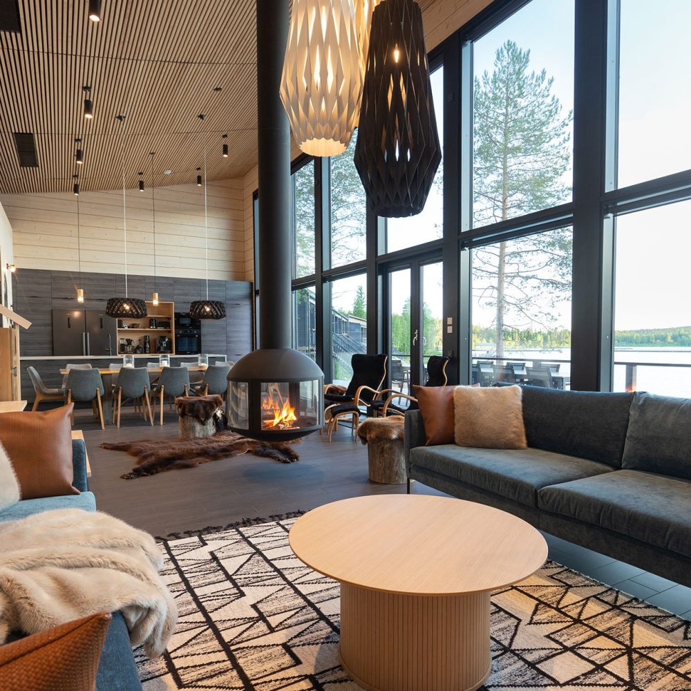 UGGO Villan ylellinen seurustelutila järvinäkymällä